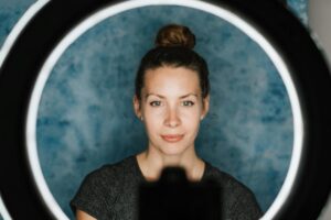 Tworzenie kolorowych cieni za pomocą żarówek LED RGB w fotografii